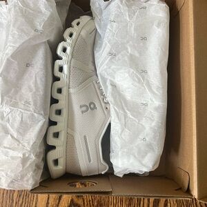 Brand new in box never worn On Cloud 5 Pearl white
